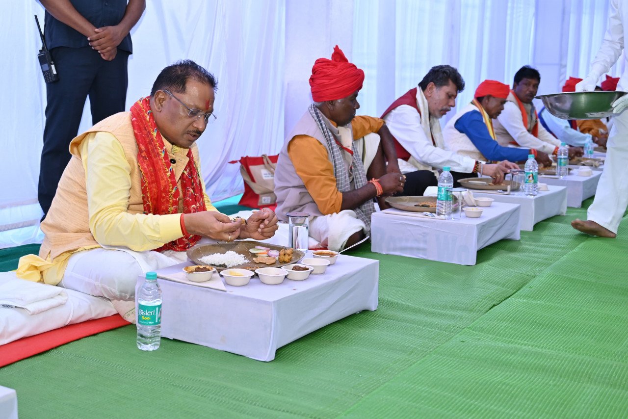 CM Sai had lunch with the traditional members of Manjhi-Chalki and Bastar Dussehra festival at Amcho Bastar Club.