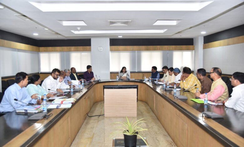 प्रमुख सचिव निहारिका बारिक सिंह ने अधिकारी-कर्मचारी संघों के प्रतिनिधियों से की चर्चा 1 Principal Secretary Niharika Barik Singh discussed with representatives of officer-employee unions