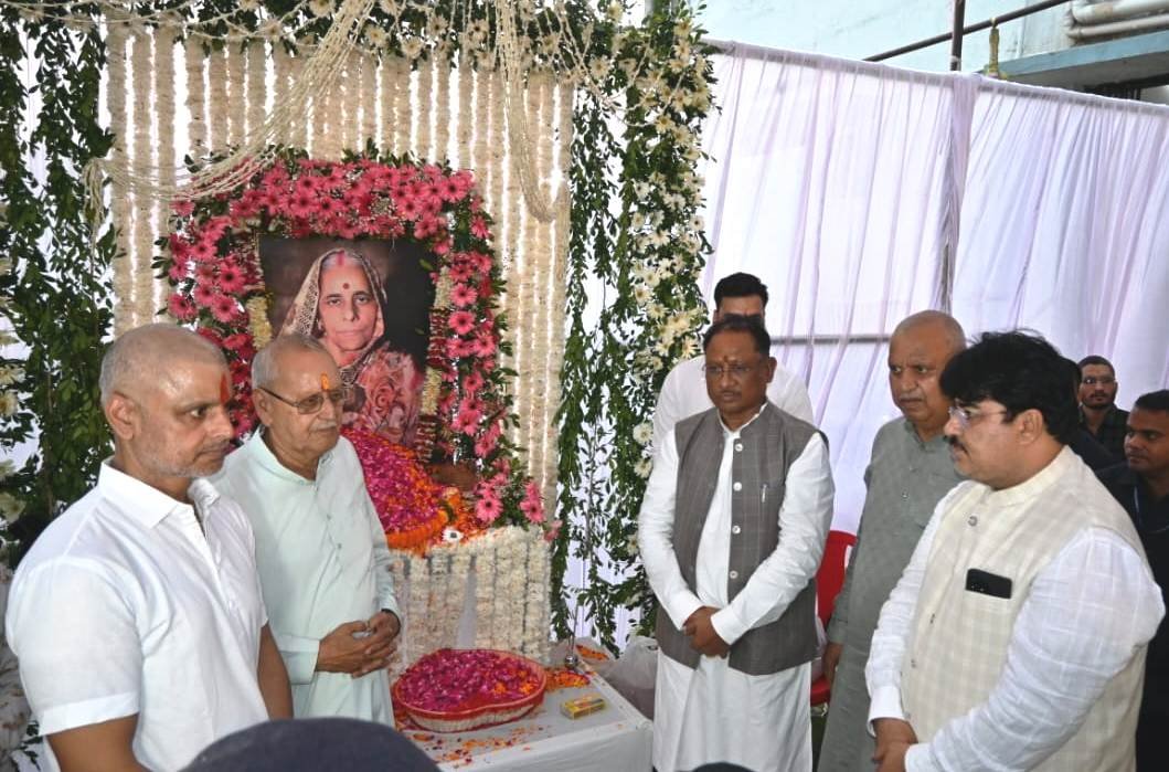 Chief Minister Vishnudev Sai attended the tribute meeting of the sister-in-law of former MLA Shivratan Sharma.