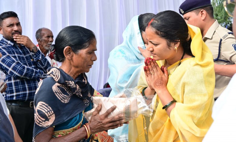 मंत्री लक्ष्मी राजवाड़े ने सिलफिली स्थित दसवीं बटालियन पहुंचकर शहीदों को श्रद्धांजलि दी 1 Minister Lakshmi Rajwade reached the 10th battalion in Silphili and paid tribute to the martyrs.
