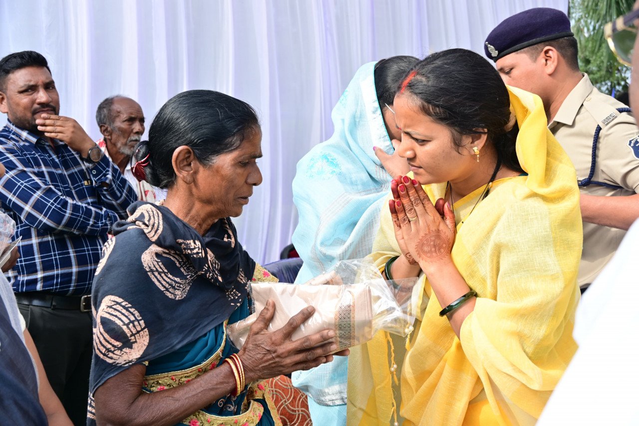 Minister Lakshmi Rajwade reached the 10th battalion in Silphili and paid tribute to the martyrs.