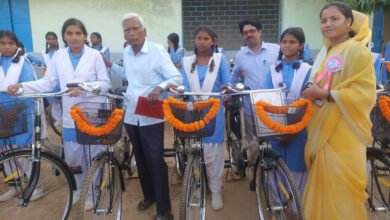 Photo of  मंत्री लक्ष्मी राजवाड़े ने छात्राओं को बांटी साइकिल