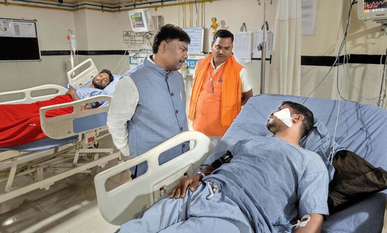 वनमंत्री ने घायल जवानों से मुलाकात कर कुशलक्षेम जाना 1 Forest Minister met the injured soldiers and inquired about their well being.