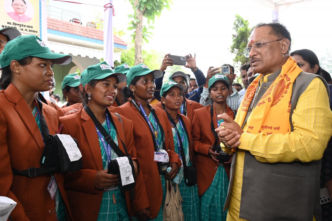 Chief Minister Vishnu Dev Sai distributed electricity kits to Bijli Sakhis