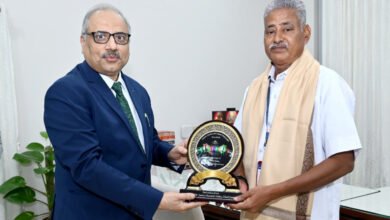 Photo of मुख्य न्यायाधीश रमेश सिन्हा ने उच्च न्यायालय के वाहन चालक को उत्कृष्ट सेवा के लिए किया सम्मानित