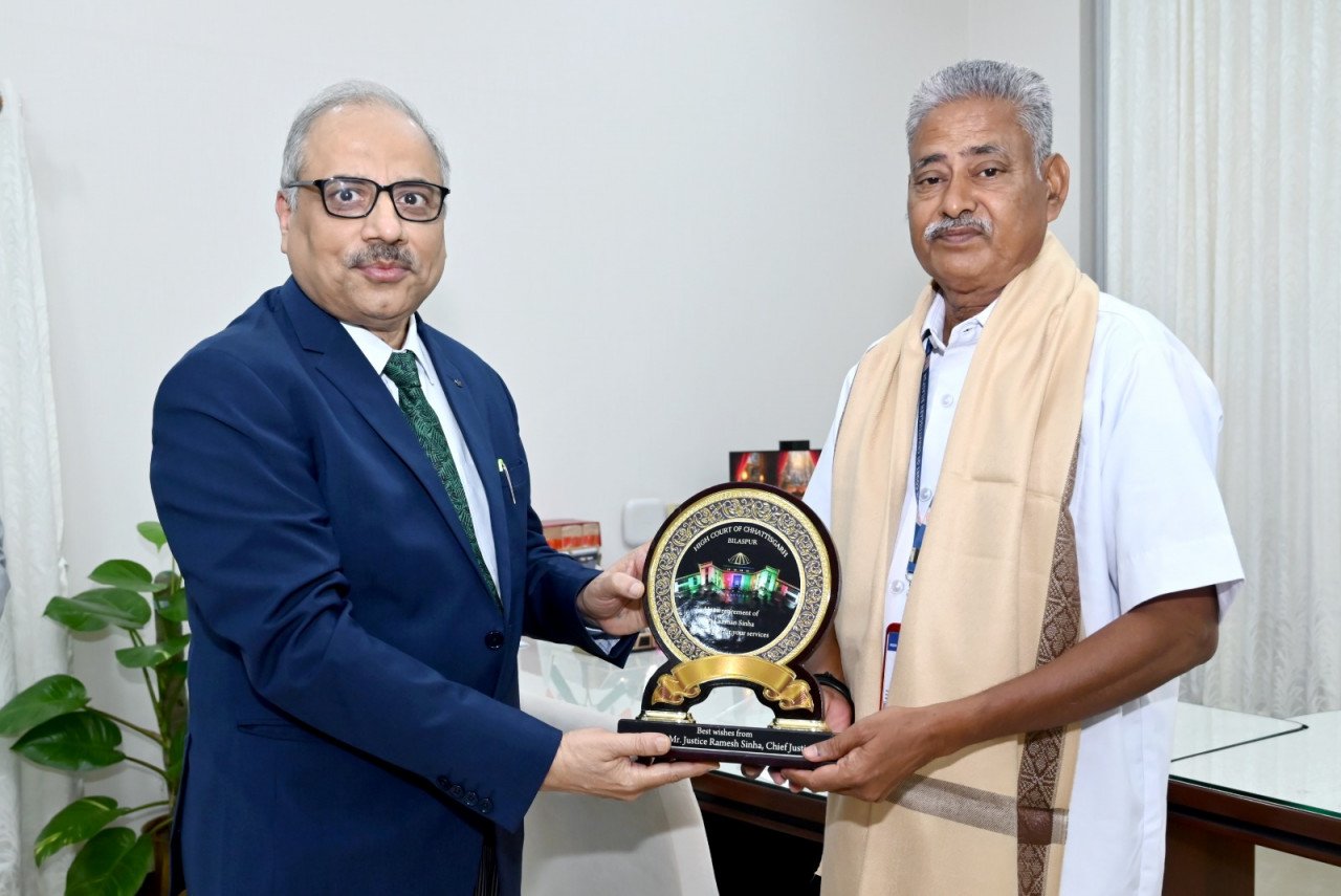 Chief Justice Ramesh Sinha honored High Court driver for excellent service