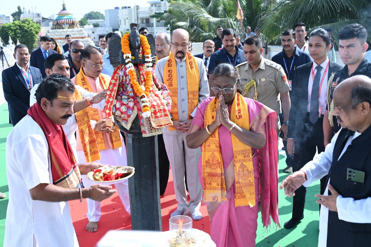 President Draupadi Murmu sought blessings for the happiness, prosperity and continuous progress of the countrymen.
