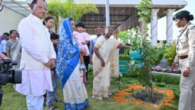 Photo of  राष्ट्रपति द्रौपदी मुर्मु ने मुख्यमंत्री निवास में रोपा बेल का पौधा