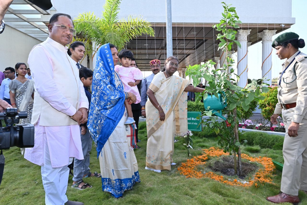 President Draupadi Murmu planted a vine sapling in the Chief Minister's residence.