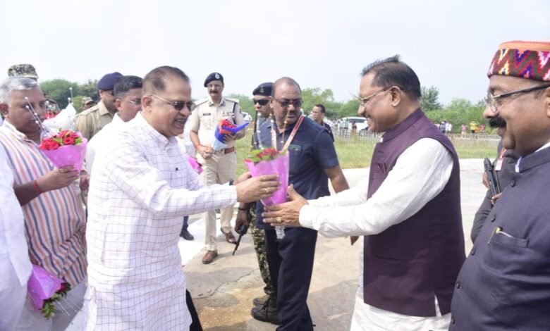 मुख्यमंत्री विष्णुदेव साय का बिलासपुर पहुंचने पर हेलीपैड पर स्वागत 1 Chief Minister Vishnudev Sai welcomed at helipad on reaching Bilaspur