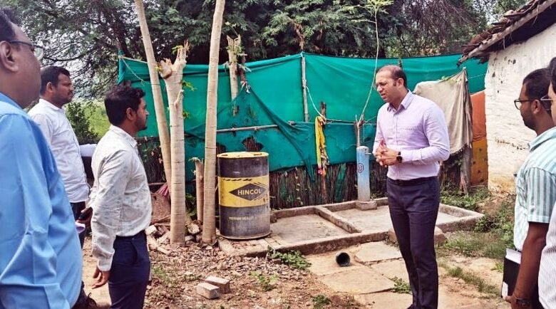 जल जीवन मिशन के संचालक डॉ. भुरे ने गांवों का दौरा कर कार्यों का किया निरीक्षण 1 Director of Jal Jeevan Mission, Dr. Bhure visited the villages and inspected the works.