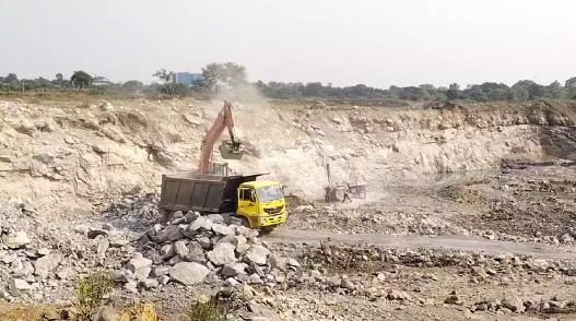 दोन्दे - मटिया एरिया में फिर से अवैध खनन माफिया सक्रिय , बेख़ौफ़ धड़ल्ले से चल रहा है अवैध चुना पत्थर खनन 1 Illegal mining mafia is active again in Donde-Matia area, illegal stone mining is going on indiscriminately without any fear.
