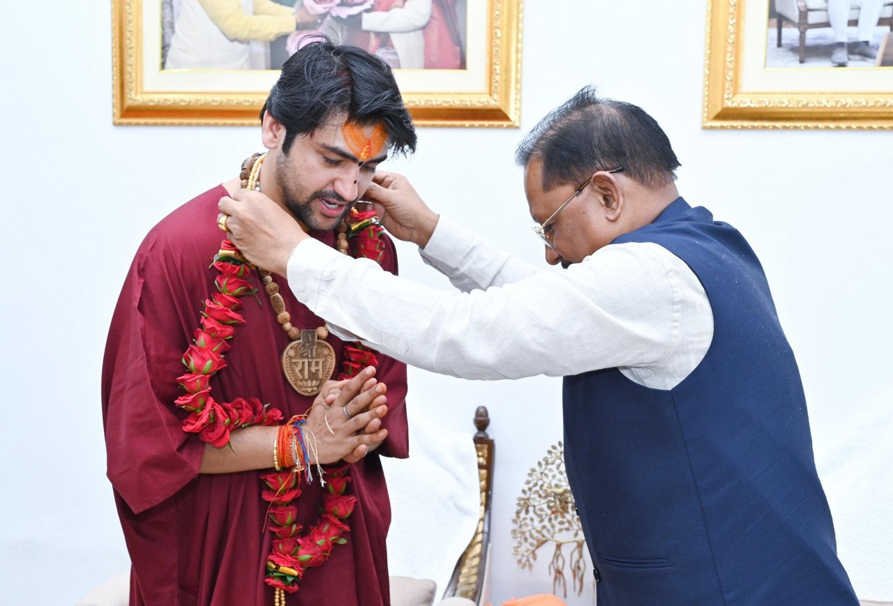 The Chief Minister received blessings from the Peethadhishwar of Bageshwar Dham, Pt. Dhirendra Shastri.