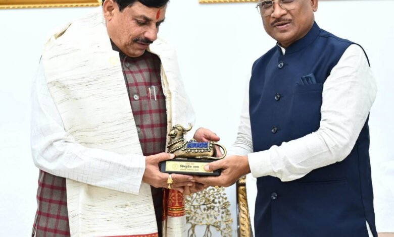 मुख्यमंत्री साय ने मध्यप्रदेश के मुख्यमंत्री डॉ. मोहन यादव का अपने निवास में आत्मीय स्वागत किया 1 Chief Minister Sai warmly welcomed Madhya Pradesh Chief Minister Dr. Mohan Yadav at his residence.