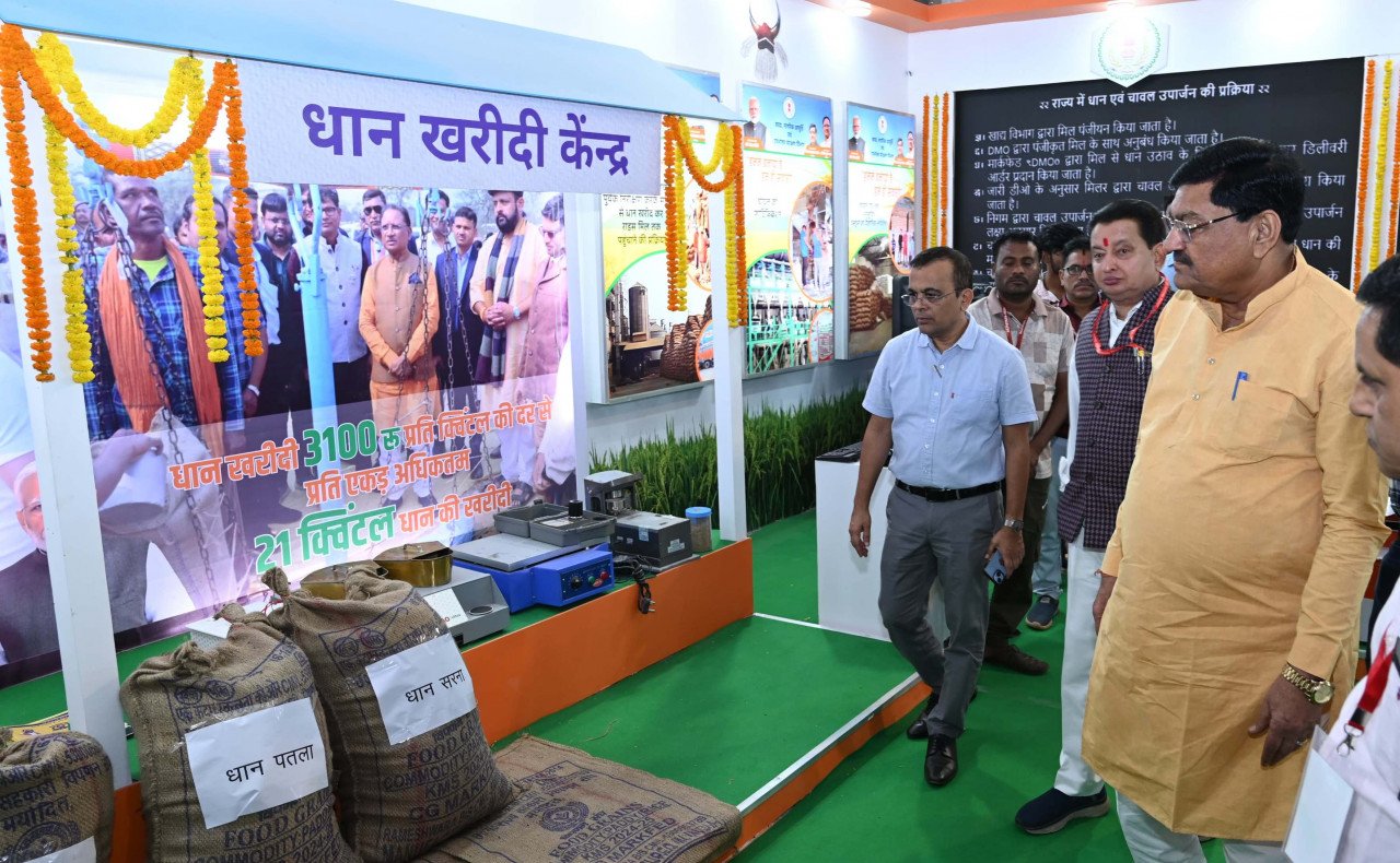 Food Minister Dayal Das Baghel visited the departmental development exhibition at Rajyotsav.