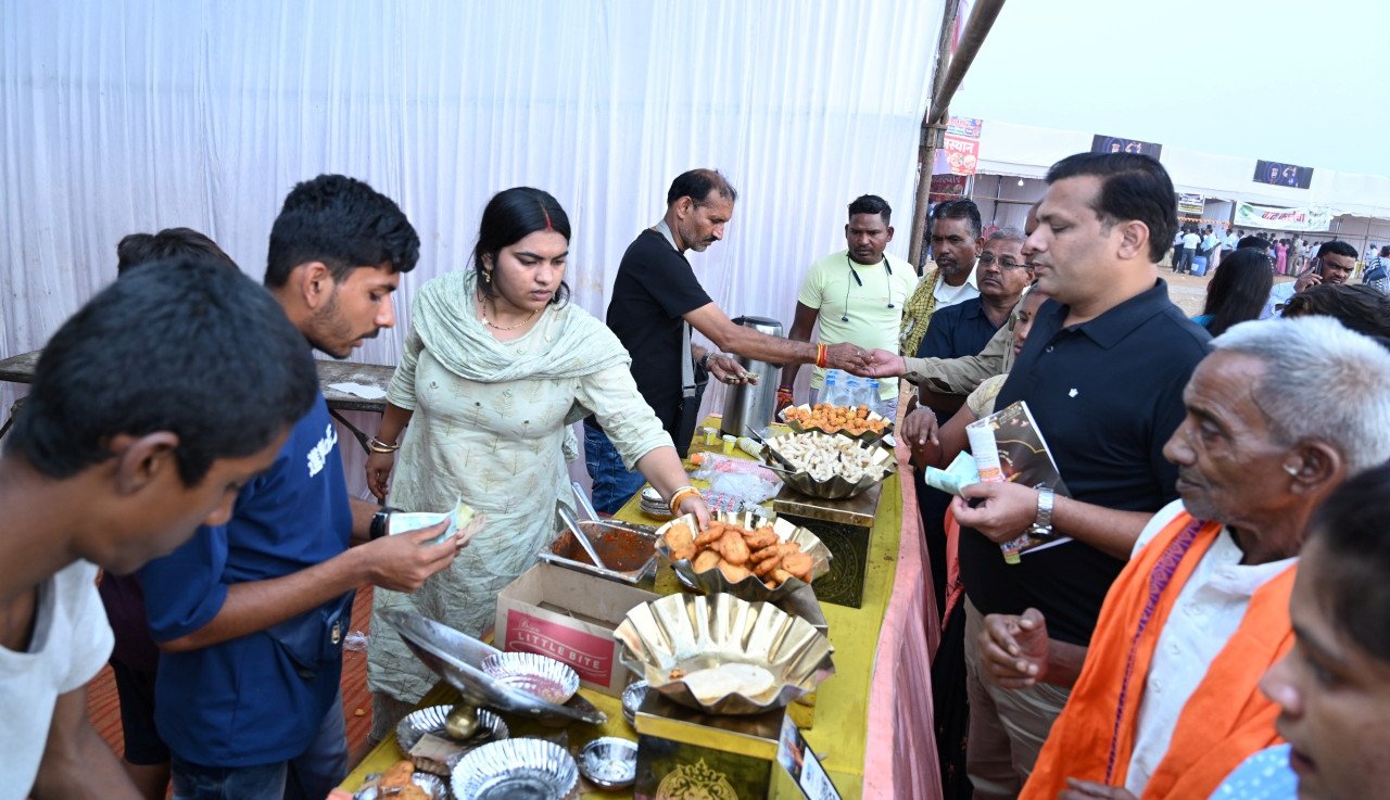 Rajyotsav 2024: Crowd of people to taste Chhattisgarhi dishes in the food court