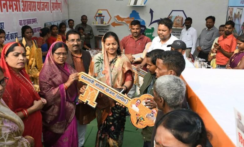 मंत्री राजवाड़े ने पहाड़ी कोरवा हितग्राहियों को सौंपी आवास की चाबी 1 Minister Rajwade handed over the keys of the houses to the Pahari Korwa beneficiaries.