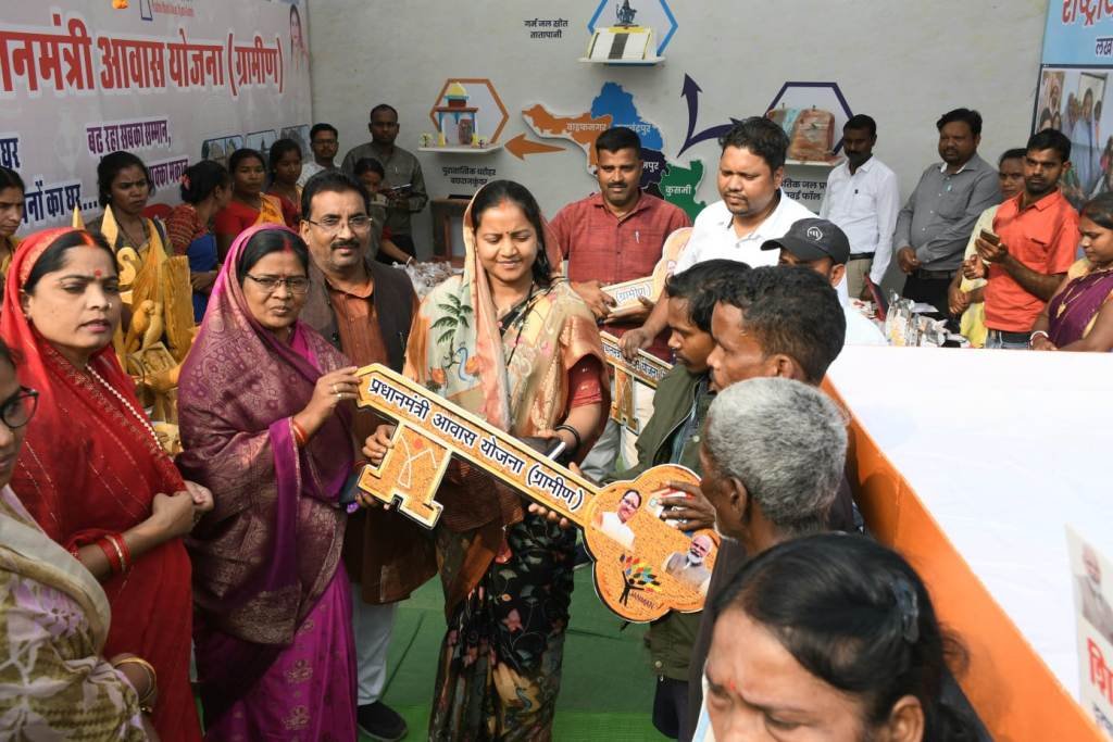 Minister Rajwade handed over the keys of the houses to the Pahari Korwa beneficiaries.