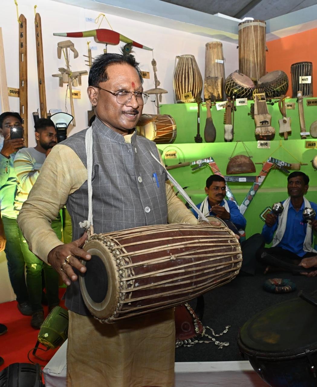 Chief Minister danced with the artists while playing the mandar
