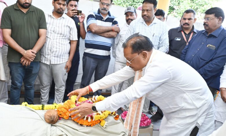 मुख्यमंत्री साय ने पूर्व राज्यसभा सांसद स्वर्गीय श्री गोपाल व्यास के अंतिम दर्शन में शामिल होकर दी भावभीनी श्रद्धांजलि 1 Chief Minister Sai attended the last darshan of former Rajya Sabha MP late Shri Gopal Vyas and paid emotional tribute.