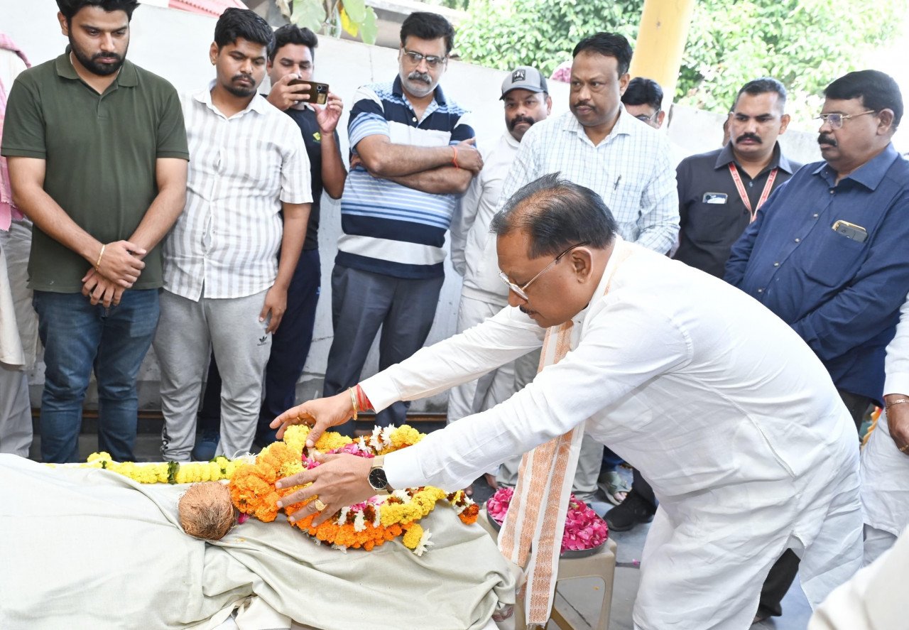 Chief Minister Sai attended the last darshan of former Rajya Sabha MP late Shri Gopal Vyas and paid emotional tribute.