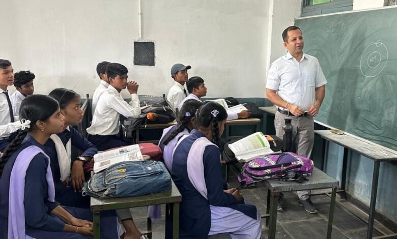शिक्षा सचिव सिद्धार्थ कोमल सिंह परदेशी ने निभाई शिक्षक की भूमिका 1 Education Secretary Siddharth Komal Singh Pardeshi played the role of a teacher.