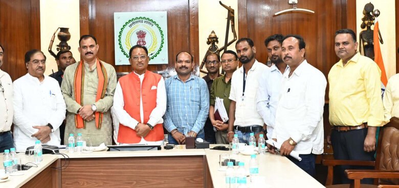 मुख्यमंत्री विष्णु देव साय की संवेदनशील पहल : समिति प्रबंधकों और कर्मचारियों की हड़ताल समाप्त 1 Sensitive initiative of Chief Minister Vishnu Dev Sai: Strike of committee managers and employees ends