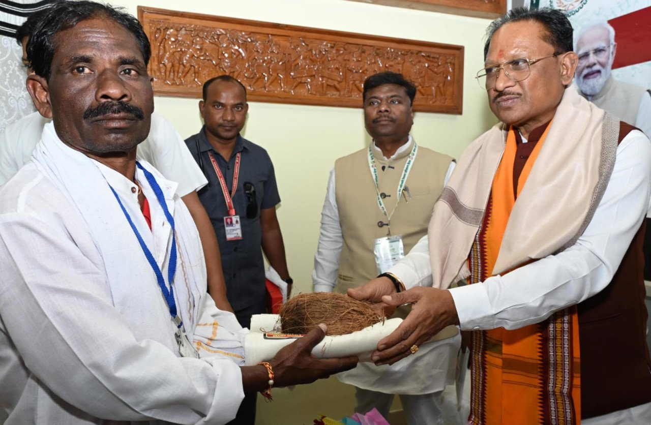 Chief Minister Vishnu Dev Sai honored the protectors of tribal traditions Baiga, Gunia and Sirha