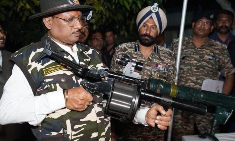 बस्तर प्रवास के दौरान जवानों का उत्साह बढ़ाने मुख्यमंत्री अचानक पहुंचे सीआरपीएफ कैंप 1 Chief Minister suddenly reached CRPF camp to boost the enthusiasm of the soldiers during their stay in Bastar.