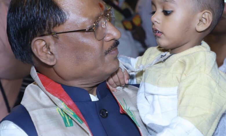 बच्चे निश्छल प्रेम और दुलार की भाषा को समझते हैं... 1 Children understand the language of unconditional love and affection...