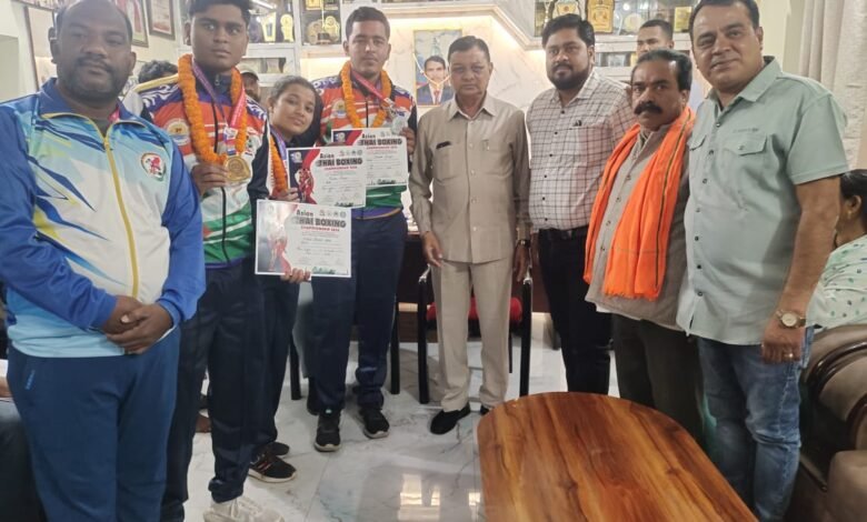 बॉक्सिंग चैंपियनशिप में स्वर्ण और रजत पदक जीतने पर खिलाड़ियों को मंत्री देवांगन ने दी बधाई 1 Minister Dewangan congratulated the players on winning gold and silver medals in the boxing championship.