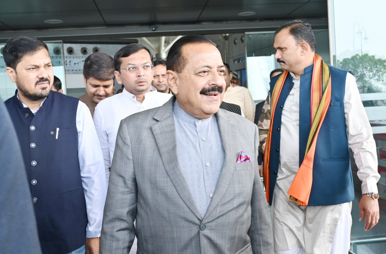 Warm welcome to Union Minister of State Dr. Jitendra Singh at Swami Vivekananda Airport
