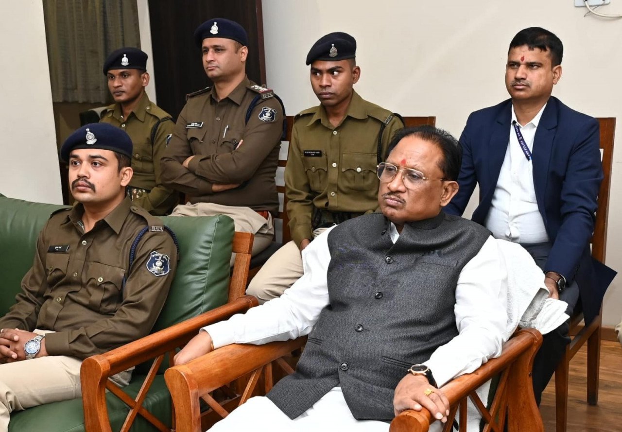 Chief Minister Vishnu Dev Sai listened to Mann Ki Baat with police personnel.