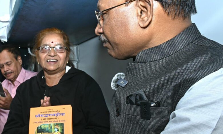 मुख्यमंत्री विष्णुदेव साय की सरलता और आत्मीयतापूर्ण वार्तालाप ने रेलयात्रियों का जीता दिल 1 Chief Minister Vishnudev Sai's simplicity and cordial conversation won the hearts of railway passengers.