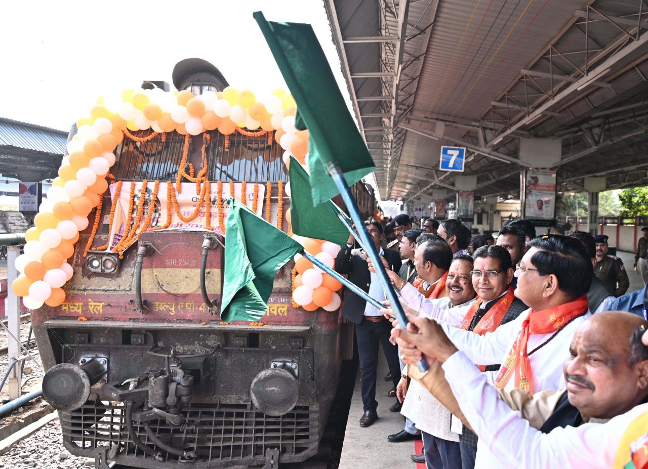 Shri Ramlala Darshan Scheme: 850 devotees leave for Ayodhya from Raipur