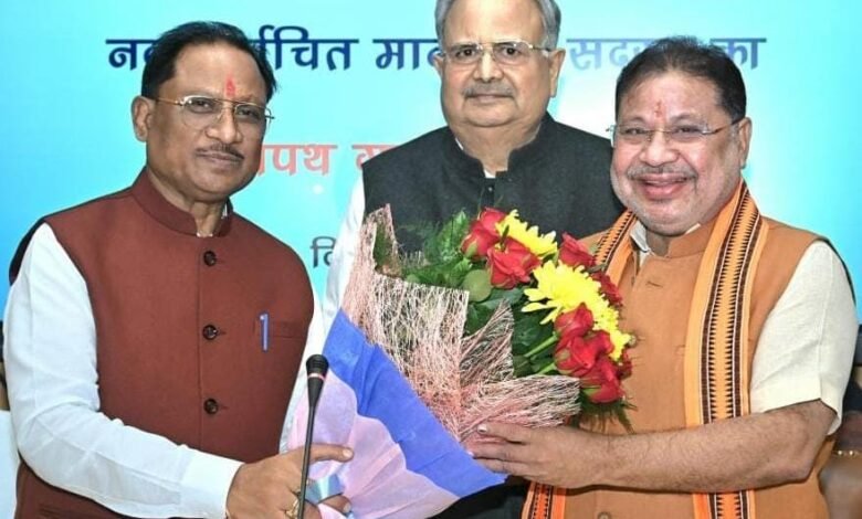 विधानसभा अध्यक्ष डॉ. रमन सिंह ने नवनिर्वाचित विधायक सुनील सोनी को विधानसभा सदस्यता की दिलाई शपथ 1 Assembly Speaker Dr. Raman Singh administered the oath of assembly membership to newly elected MLA Sunil Soni.