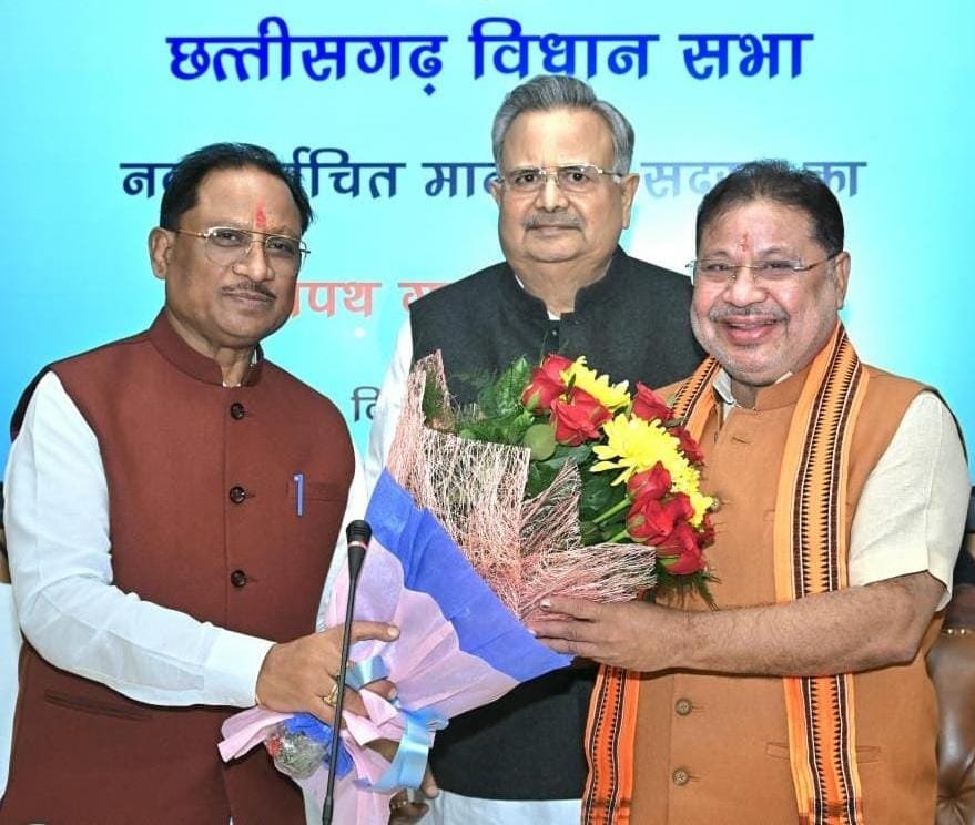 Assembly Speaker Dr. Raman Singh administered the oath of assembly membership to newly elected MLA Sunil Soni.