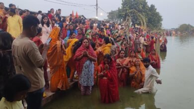 Photo of छठ पूजा पर रायपुर के सड्ढू तालाब पर बड़ी संख्या में पहुंची व्रती, अस्ताचलगामी सूर्य को दिया अर्घ्य, व्रतियों ने अस्ताचलगामी सूर्य को दिया अर्घ्य