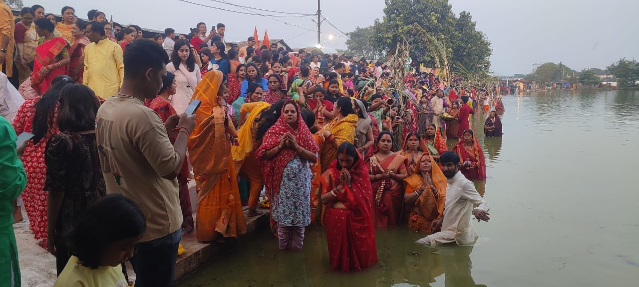 Chhath Puja was celebrated with great pomp at Raipur's Saddhu Chhath Ghat, devotees offered prayers to the setting sun