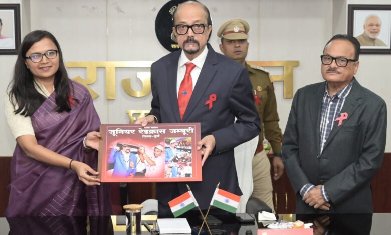 राज्यपाल डेका को जूनियर रेडक्रॉस जम्बूरी का एलबम भेंट किया 1 Presented the album of Junior Red Cross Jamboree to Governor Deka