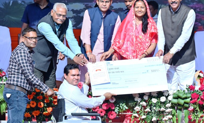 विकसित राष्ट्र बनाने में दिव्यांगजन निभा रहे अहम भूमिका : मंत्री लक्ष्मी राजवाड़े 1 Disabled people are playing an important role in making a developed nation: Minister Lakshmi Rajwade