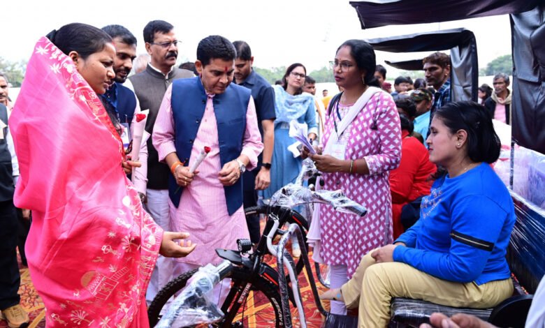 विकसित राष्ट्र बनाने में दिव्यांगजन निभा रहे अहम भूमिका : मंत्री लक्ष्मी राजवाड़े 1 Disabled people are playing an important role in making a developed nation: Minister Lakshmi Rajwade