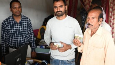 Photo of उपार्जन केन्द्रों में माइक्रो एटीएम की सुविधा से प्रसन्न है किसान