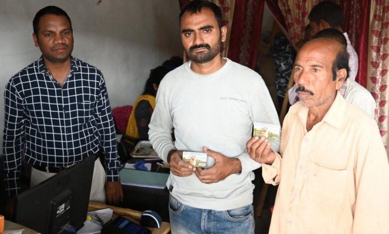 उपार्जन केन्द्रों में माइक्रो एटीएम की सुविधा से प्रसन्न है किसान 1 Farmers are happy with the facility of micro ATM in procurement centers