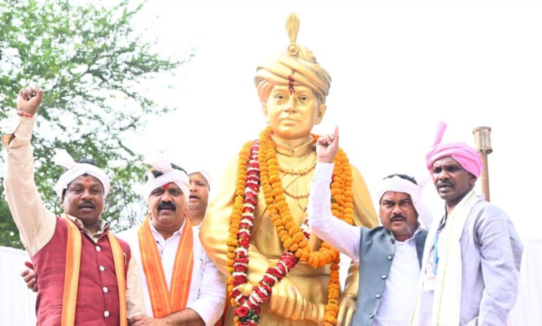 उप मुख्यमंत्री विजय शर्मा ने जगदलपुर में शहीद गेंद सिंह की प्रतिमा का किया अनावरण 1 Deputy Chief Minister Vijay Sharma unveiled the statue of martyr Gend Singh in Jagdalpur.