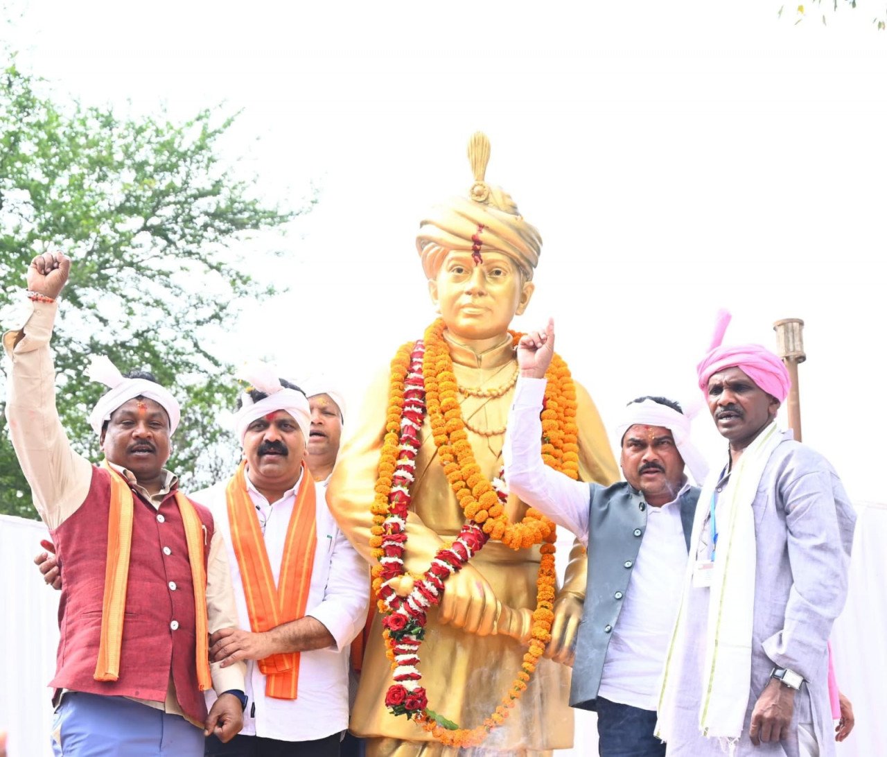 Deputy Chief Minister Vijay Sharma unveiled the statue of martyr Gend Singh in Jagdalpur.
