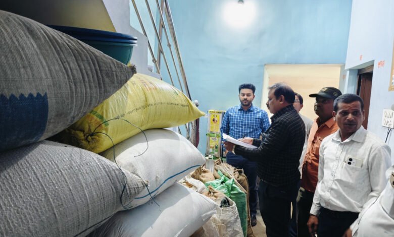 अवैध भण्डारण के मामले में 62 क्विंटल से धान जब्त 1 62 quintals of paddy seized in case of illegal storage