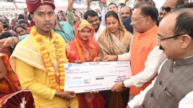 Photo of मुख्यमंत्री ने पीएम आवास के हितग्राहियों को दी चाबी