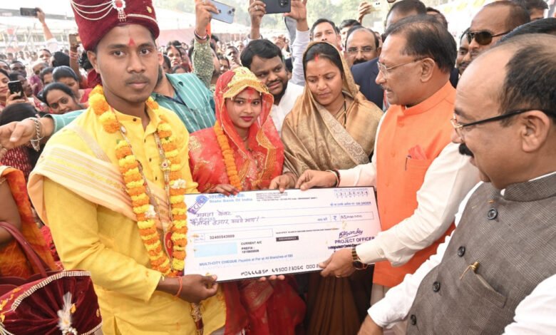 मुख्यमंत्री ने पीएम आवास के हितग्राहियों को दी चाबी 1 Chief Minister gave keys to the beneficiaries of PM residence