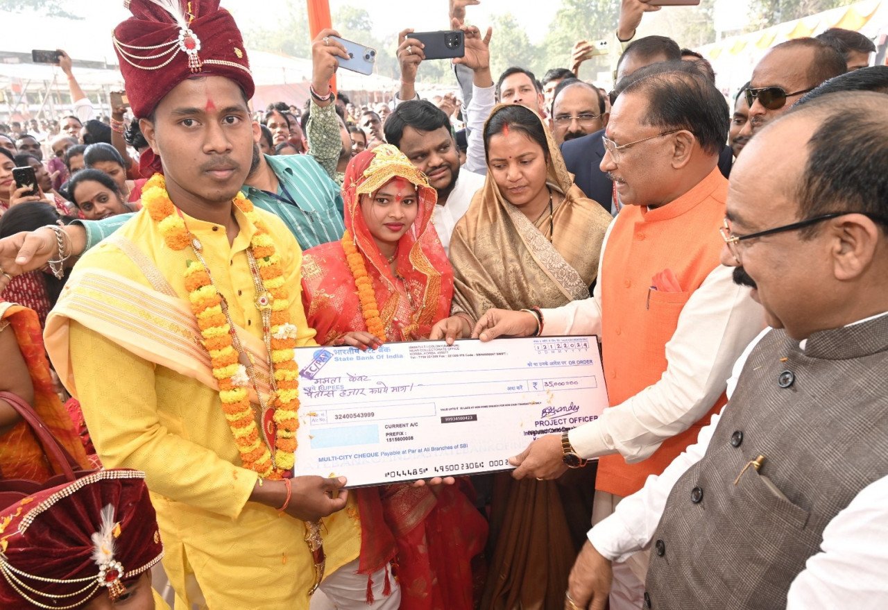 Chief Minister gave keys to the beneficiaries of PM residence